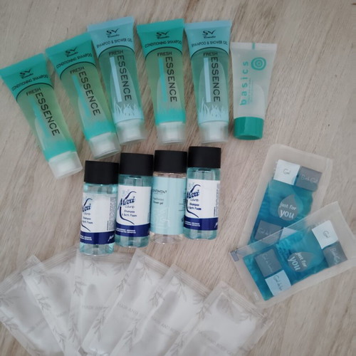 Set of shampoo and shower gel samples, 18 pcs, like new, ideal for travel