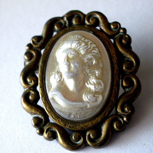 Vintage women's pins used, brown and gold colors
