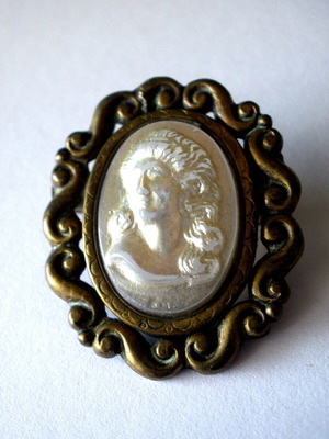 Vintage women's pins used, brown and gold colors
