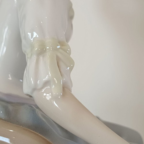 Porcelain figurine used with finesse and detailed design