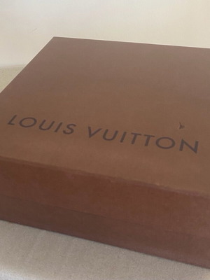 Louis Vouitton box used, size 24x23x6 cm