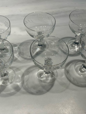 Champagne glass set of 6 like new, glass with design