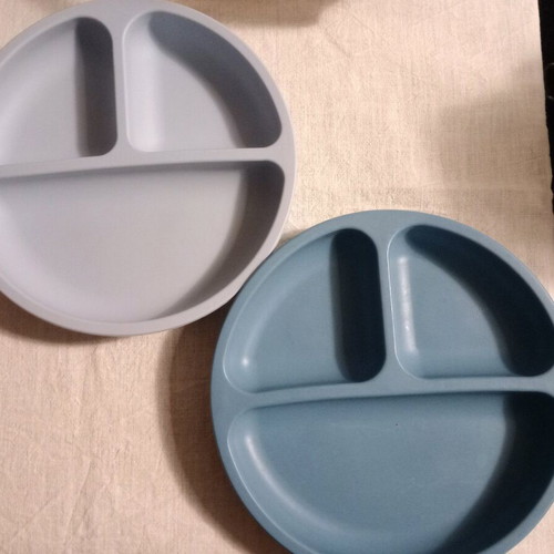Silicone plates with suction cups like new, set of 2