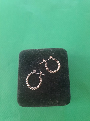 Silver hoop earrings like new, small 7mm diameter