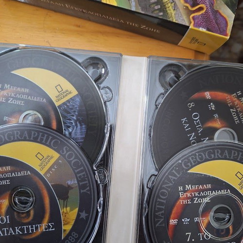 The Life Encyclopedia DVD set like new, 16 discs, dubbed