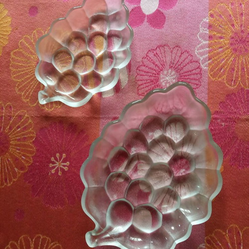 Crystal set with two grape-shaped bowls like new