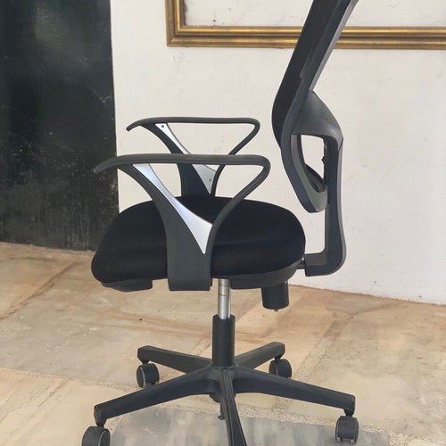 Office chair like new with minor height adjustment issue