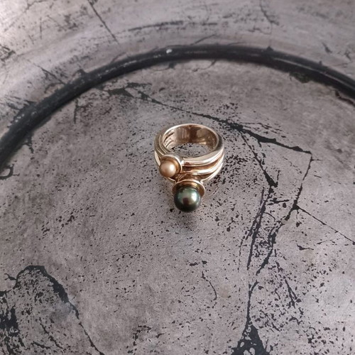 Silver gold-plated ring with pearls in excellent condition