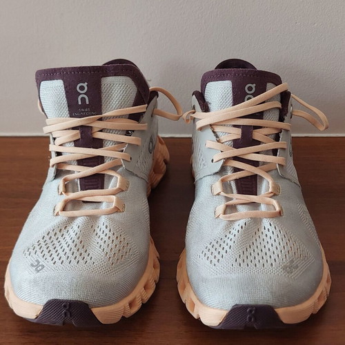 On Cloud women's sport shoes size 38 like new beige