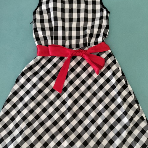 Handmade girls' dress size 10, like new, plaid taffeta with satin belt