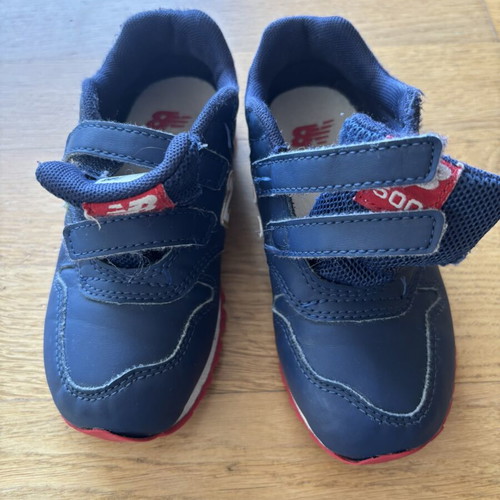 Παιδικά παπούτσια New Balance νούμερο 27,5 σαν καινούργια με μικρή αποκόλληση μπροστά