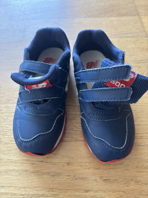 Παιδικά παπούτσια New Balance νούμερο 27,5 σαν καινούργια με μικρή αποκόλληση μπροστά