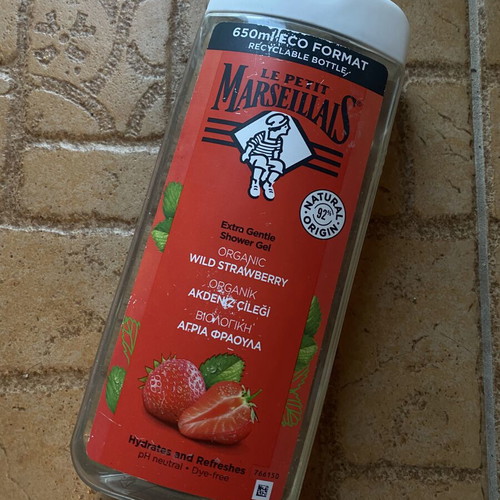 Le Petit Marseillais body wash like new, wild strawberry scent