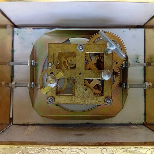 Mechanical mantel table clock