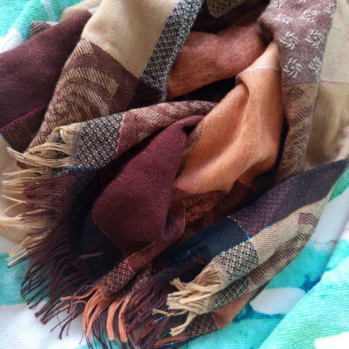 Brown scarf like new with shiny fibers