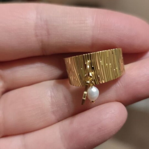 Gold-colored stainless steel ring new with star and pearl detail