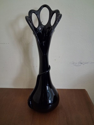 Black art glass vase set like new with gift vase