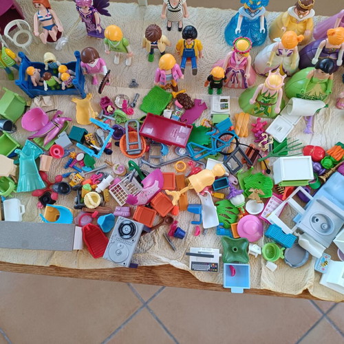 Playmobil lot with princesses and female figures, parts set