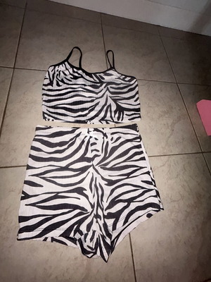 Pajama set like new, size S, black and white