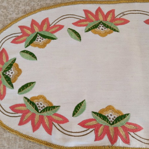 Embroidered table runner with gold thread, like new, 91x42 cm