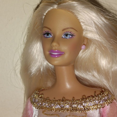 Barbie Princess Palace 2003 like new with original dress and shoes