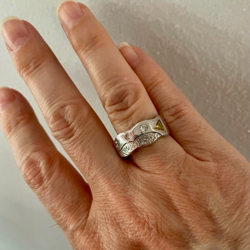Silver ring with white and yellow zircon used