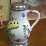 Αντικέ γερμανική κανάτα faience με καπάκι από κασσίτερο μεταχειρισμένη, 19ος αιώνας
