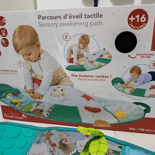 Sofie la Girafe Activity Mat like new