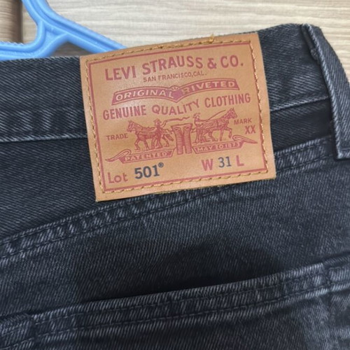 Levi’s 501 slim fit black bermuda shorts size 31