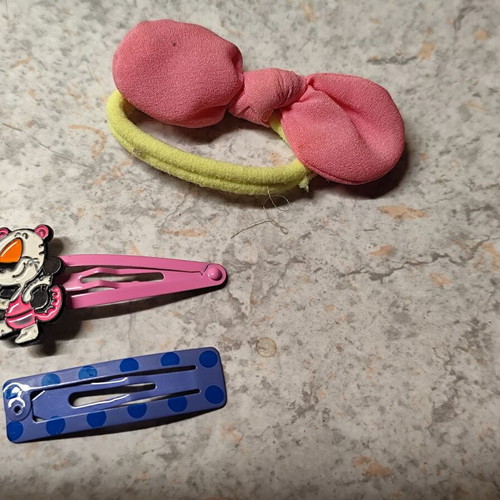 Hair clips and elastic band like new, set of 2+1