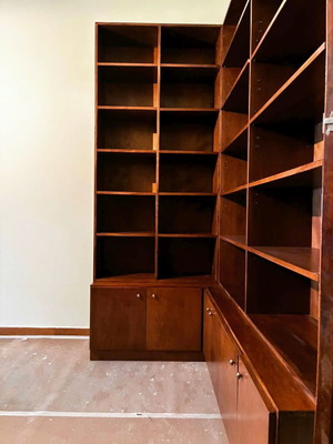 Corner bookcase, large brown wood, 24 shelves, 3 double cabinets