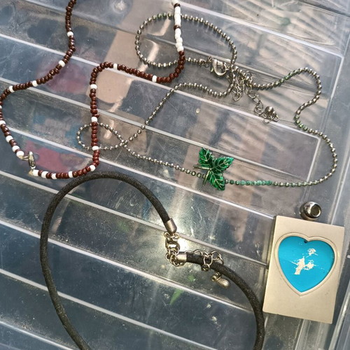 Necklace set used, pack