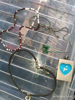 Necklace set used, pack