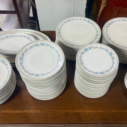 Dinnerware set 92 pieces like new