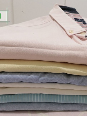 Men's dress shirts set like new, 7 medium and 4 small sizes