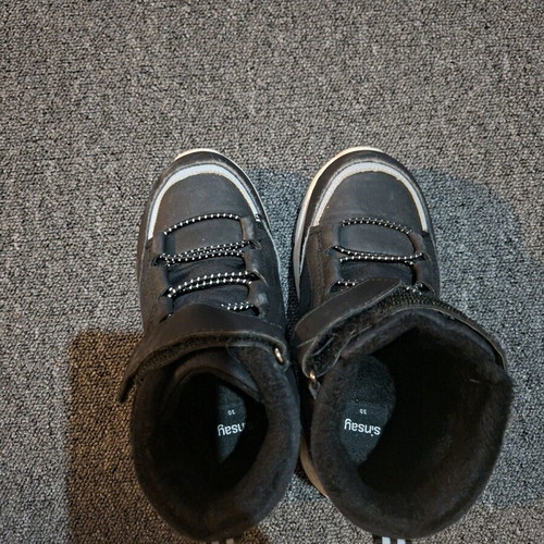 Waterproof boots with fur lining, like new, size 30