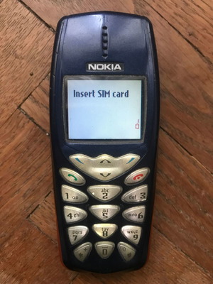 παλαιό κινητό τηλέφωνο Nokia 3510i πλήρως λειτουργικό με τον φορτιστή του ρετρό vintage ρετρο αντίκα