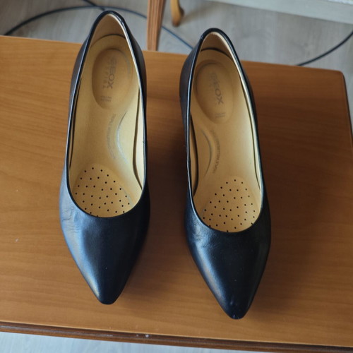 Geox leather pumps like new, black, size 35