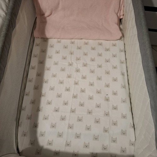 Baby cot like new with anatomical mattress and rocking legs