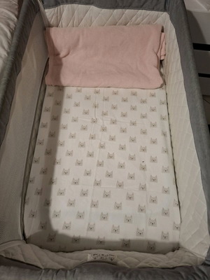 Baby cot like new with anatomical mattress and rocking legs