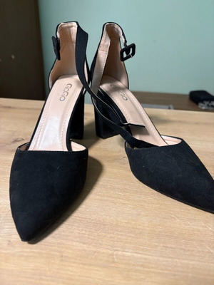 GoGo Shoes black pumps like new, size 39