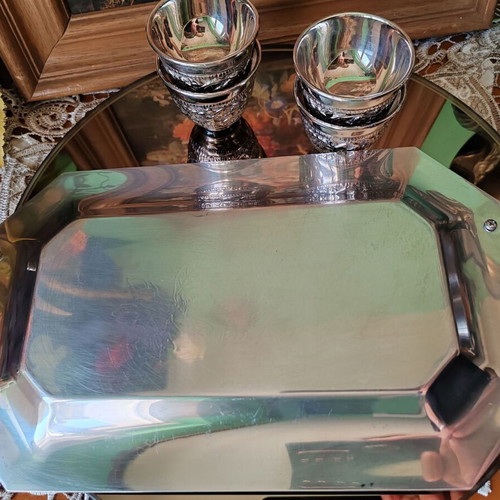 Silver-plated sake set like new with 4 cups and tray with brass handles