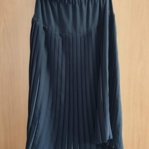 Black pleated midi skirt like new with elastic waist