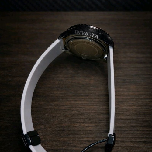 Invicta Pro Diver Professional 200 m used with date and white rubber strap