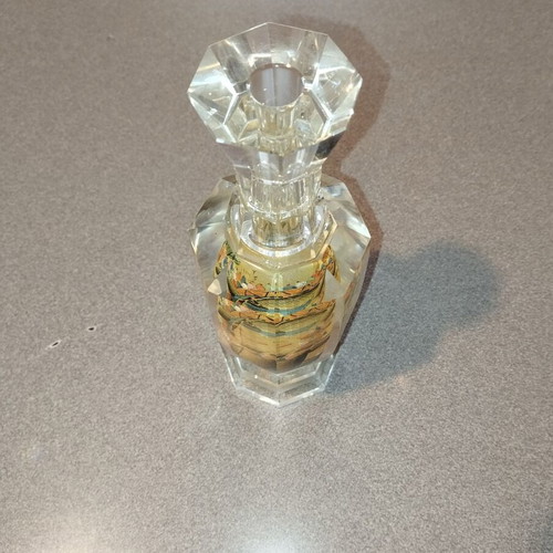 Glass vase with Chinese motifs like new