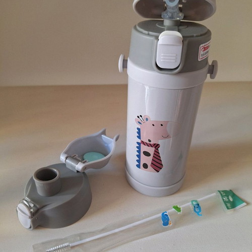 Thermos new with 2 spout options and cleaning brush without strap