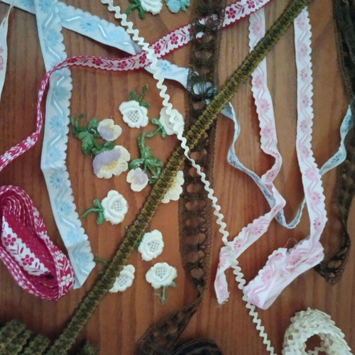 Decorative rickrack like new, set with carnation and anchor