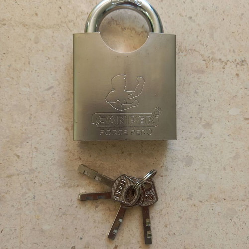 Canper heavy-duty horseshoe padlock with semi-closed shackle and four keys