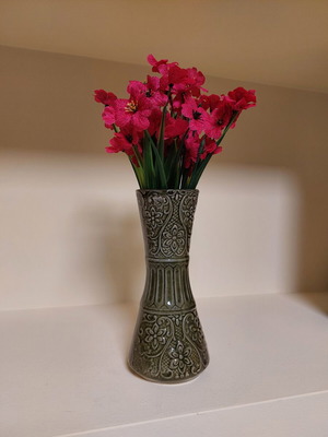 Ceramic vase with beautiful design like new, 21cm