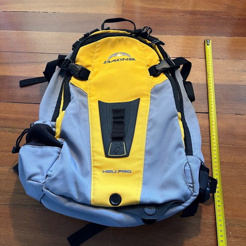 Dakine backpack 30lt like new, yellow